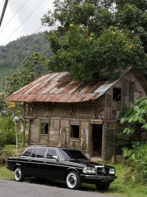 COSTA RICA WOOD HOUSE. MERCEDES 300D LIMOUSINE SERVICE