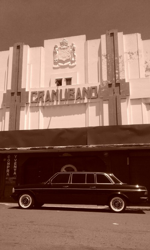 El Teatro Gran Lbano, esquina suroeste del cruce de avenida 7 y calle 10. COSTA RICA MERCEDES 300D L