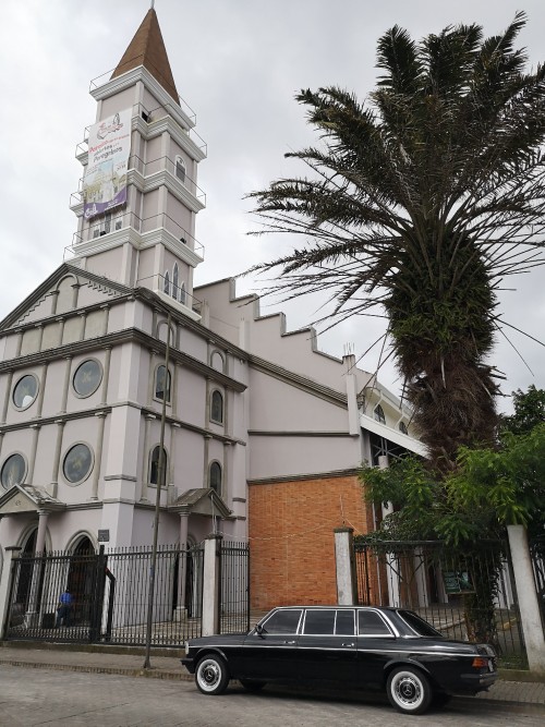 Iglesia de paraso de Cartago. MERCEDES LIMOUSINE SERVICE 300D COSTA RICA
