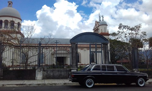 Catedral de Curridabat en el centro del pueblo al lado de parque central. COSTA RICA 300D LIMO MERCE